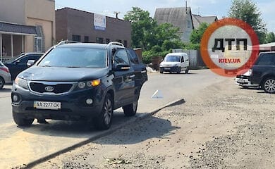 У Києві авто збило пенсіонерку, яка вигулювала собачку