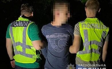 Побив і забрав гроші: в Києві грабіжник увірвався в квартиру до пенсіонерів