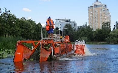 Русановские каналы чистят при помощи водного комбайна