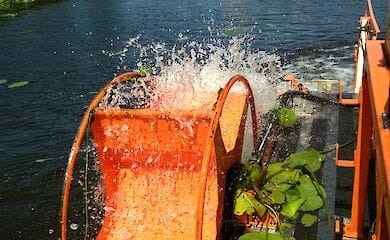 Русановские каналы чистят при помощи водного комбайна