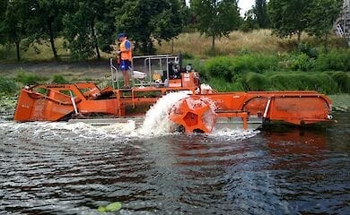 Русановские каналы чистят при помощи водного комбайна
