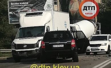 В Киеве на Харьковском шоссе произошло масштабное ДТП