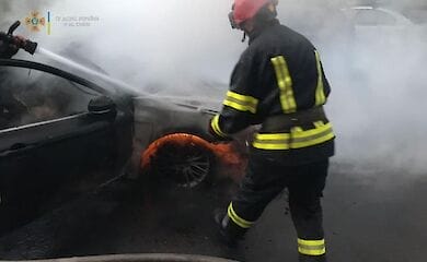 У Києві на Позняках згоріли автомобілі