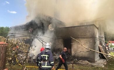 Легкомоторный самолет упал на жилой дом, погибли 4 человека