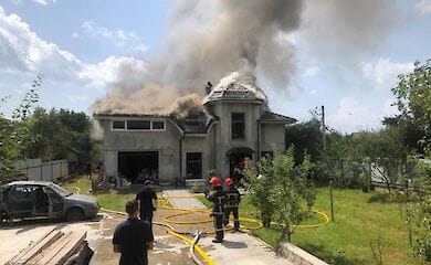 Самолет упал на дом, вызвав пожар