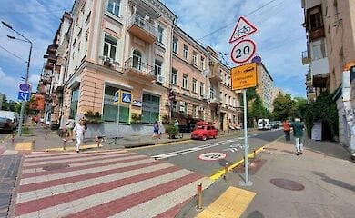 В Киеве повилась еще одна улица для общего движения авто и велосипедов
