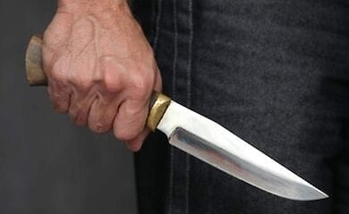 В Киеве вооруженный мужчина напал на детей