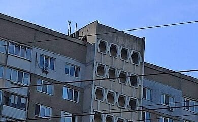 В Киеве подросток пытался спрыгнуть с крыши 16-этажки