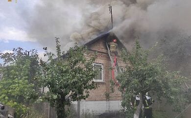 У Києві на Лівому березі загорівся будинок.