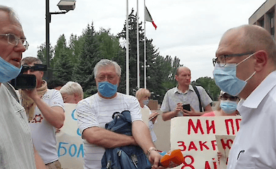 У Кривому Розі мітингують медики та пацієнти.