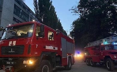 Вночі в Києві на Подолі горіла адміністративна будівля
