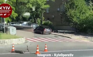 У Києві на переході автомобіль збив чоловіка на самокаті