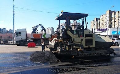 Сезон продолжается: на столичных автодорогах укладывают новый асфальт