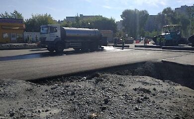 Сезон продолжается: на столичных автодорогах укладывают новый асфальт