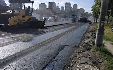 Сезон продолжается: на столичных автодорогах укладывают новый асфальт
