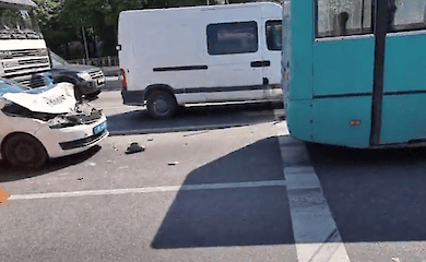 В Киеве на Окружной ДТП: пострадал полицейский