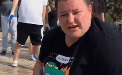 В Киеве певица Alyona Alyona чистит Софиевскую площадь: видео