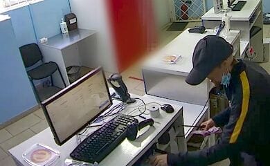 В Киеве мужчина с ножом напал на почтовое отделение