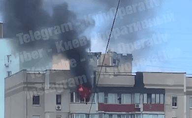 В Киеве на Троещине горит жилой дом