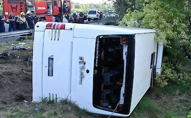 В Венгрии перевернулся пассажирский автобус. В результате аварии погибли восемь человек