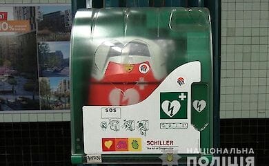 У Києві в метро поліцейський врятував життя пасажиру