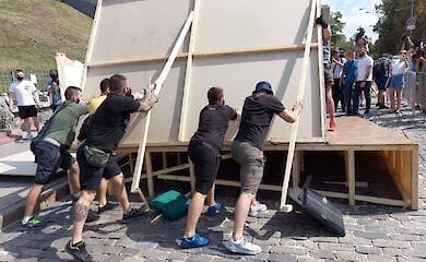 Инсталляцию возле мемориала Небесной Сотни на Майдане снесли