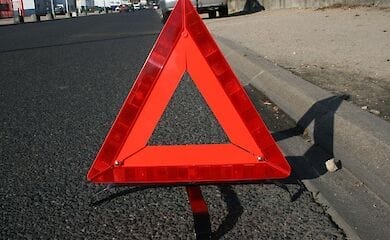 В Киеве перевернулось авто, серьезно пострадал водитель