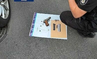 У центрі Києва водій погрожував поліцейським зброєю