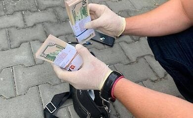 Правоохранители задержали группировку, которая занималась сбытом поддельных долларов