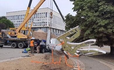 Упал и раздавил &laquo;Лексус&raquo;: в Херсоне рухнул флагшток, установленный ко Дню независимости