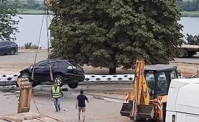 Упал и раздавил &laquo;Лексус&raquo;: в Херсоне рухнул флагшток, установленный ко Дню независимости