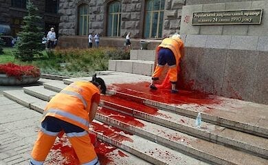 После парада в Киеве мужчина облил себя красной краской