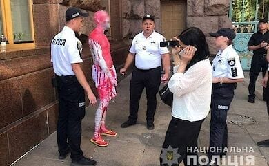 После парада в Киеве мужчина облил себя красной краской