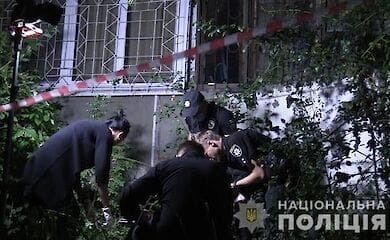 В Киеве на Троещине мужчина выбросил женщину из окна