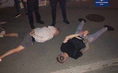 В Киеве полиция задержала грабителей, которые отобрали у подростка мобильный