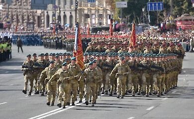 Во время парада в Киеве военных пришлось поливать водой