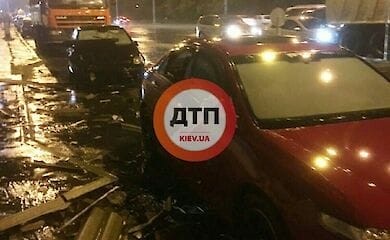 Непогода в Киеве: шифер снесло с крыш гаражей на припаркованные авто