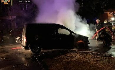 За ніч в Києві згоріло два авто