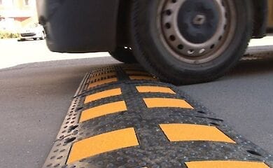 Возле киевских школ и детсадов появились новые "лежачие полицейские"