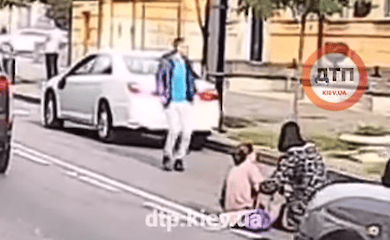 В Киеве молодая девушка попала под авто: подробности