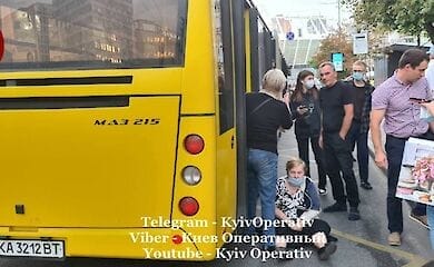 В Киеве автобус зажал дверью и протянул по улице пожилую женщину