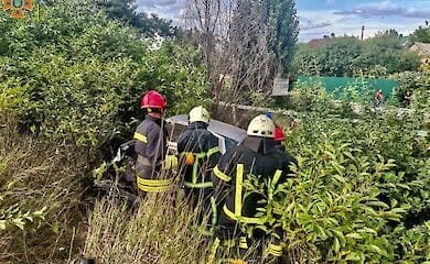 В Оболонском районе Киева авто врезалось в отбойник, у водителя тяжелые травмы