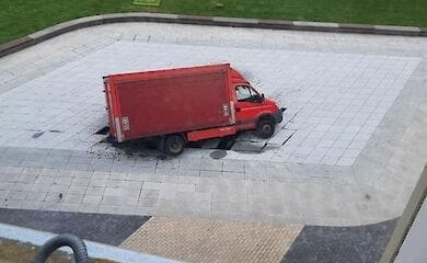 Крадуть нові квіти та смітники: в Києві комунальники скаржаться на містян