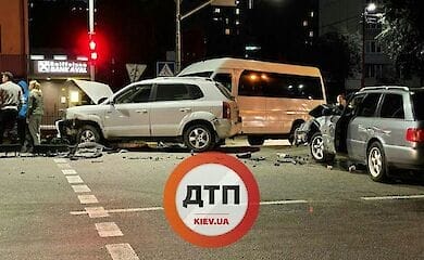 Під Києвом зіткнулися мікроавтобус і два авто