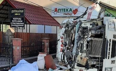 На Львовщине грузовик влетел в магазин: есть погибшие