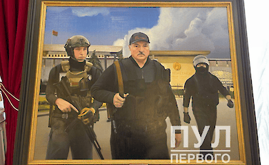 Лукашенко украсил свою резиденцию "собой с автоматом"