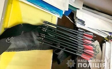 В полтавской школе 19-летняя девушка ранила из арбалета двух учителей