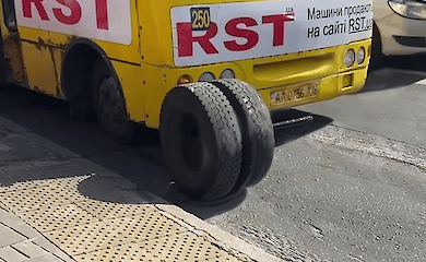 В Киеве у маршрутки отлетело колесо
