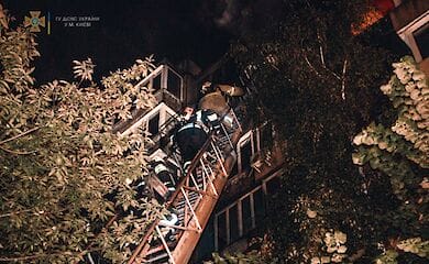 Вночі в Києві через пожежу в багатоповерхівці загинула жінка