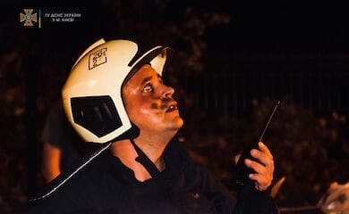 Ночью в Киеве из-за пожара в многоэтажке погибла женщина